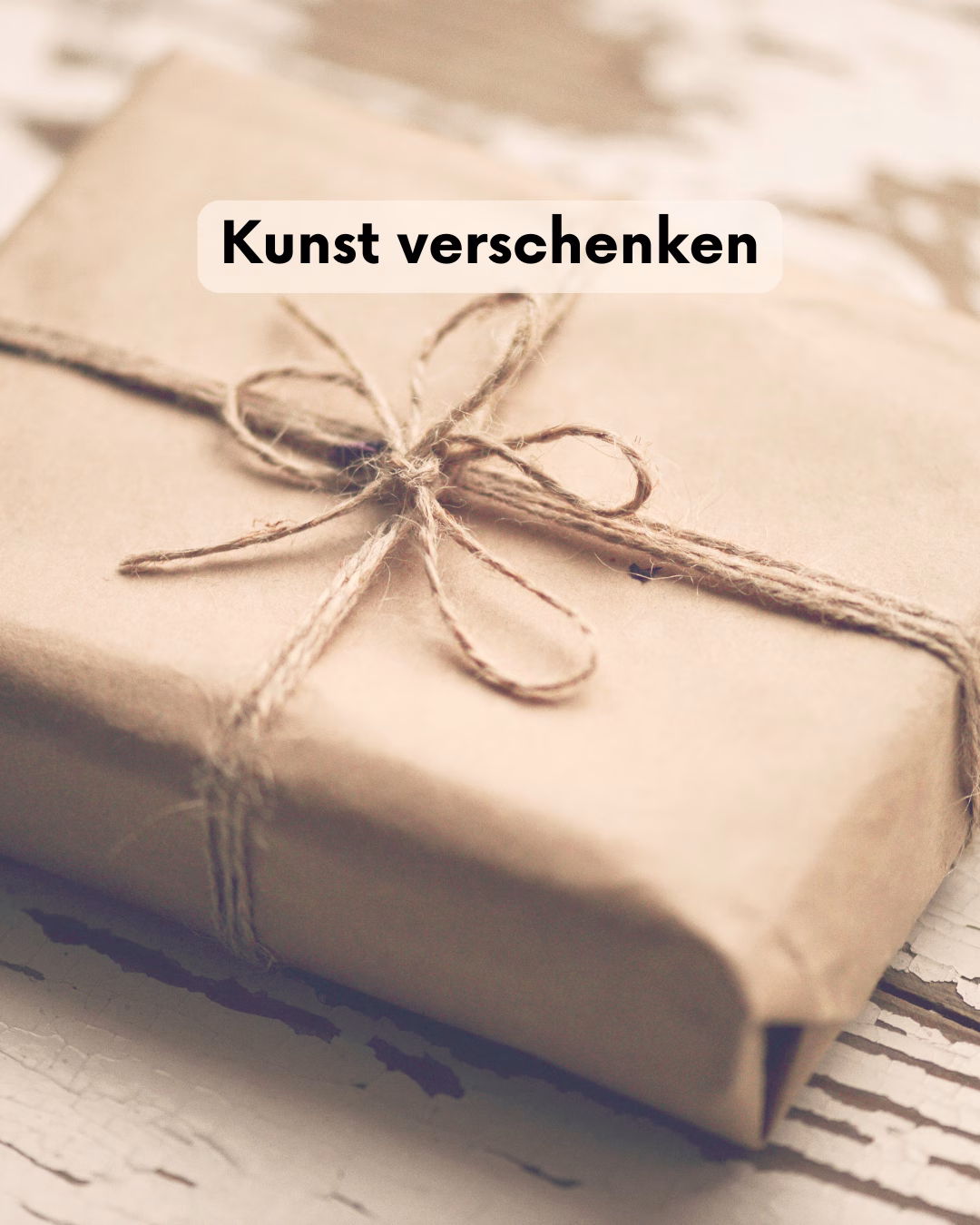 Einzigartige Kunst verschenken von der abstrakten Künstlerin Janiscolorart | Liebevoll in Packpapier verpacktes Geschenk mit Kordel als nachhaltige Geschenkidee für ein Unikat aus dem Saarland.
