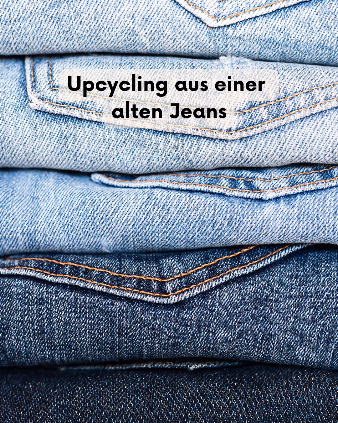 Kreative Upcycling-Idee für alte Jeans von der abstrakten Künstlerin Janiscolorart | Ein Stapel gefalteter Hosen aus blauem Denim als Inspiration für nachhaltige DIY-Projekte.