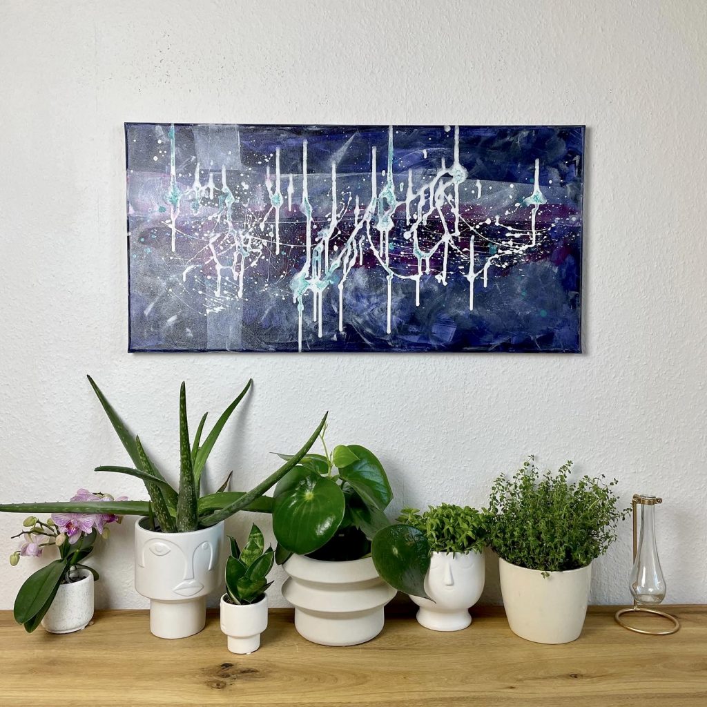 Abstrakte Kunst zum kaufen mit der Rakeltechnik auf Leinwand. Ein modernes Gemälde für Dein Zuhause. Das Bild ist zum Kaufen. Es ist dunkel lila, dunkelblau und weiß. Das ist eine tolle Einrichtungsidee. Diese lila Leinwandkunst ist 40cm x 80cm groß und hat schöne gesättigte Acrylfarben. Die Farben wurden von Hand aufgetragen. Für dieses Gemälde habe ich die Rakeltechnik und die Nass in Nass Maltechnik angewendet. Es macht viel Spaß das moderne Gemälde zu betrachten. Günstig moderne Kunst auf Leinwand in meinem Palundu Shop kaufen.