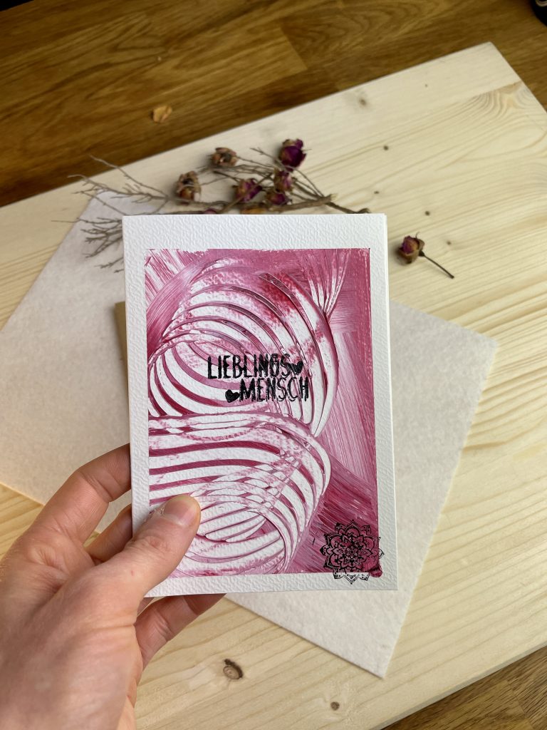 Die 🖐️ handgefertigte Grußkarte mit dem Aufdruck Lieblingsmensch zum Valentinstag in rot/ Weiß. Ein tolles Geschenk für deinen Lieblingsmensch.
Jetzt kaufen im Kunst-Shop auf Palundu. Lieferumfang: eine personalisierte Grußkarte inklusive Briefumschlag aus Kraftpapier. Diese Karte ist eine tolle Ergänzung zu deinem Valentinstagsgeschenk.