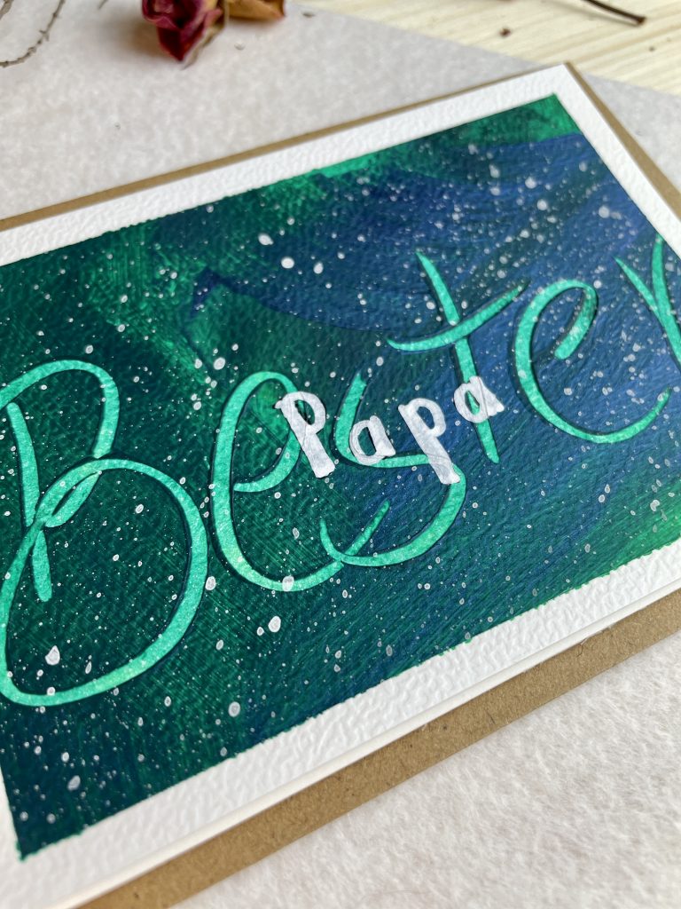 Karte "Bester Papa" zum Vatertag in Grün und Blau von Hand gefertigt und von Hand gemalt. Günstig kaufen.
Die Postkarten werden mit einem Briefumschlag aus Kraftpapier geliefert. Ein tolles Geschenk für deinen Vater. Diese Karte ist eine tolle Ergänzung zum Vatertagsgeschenk. 