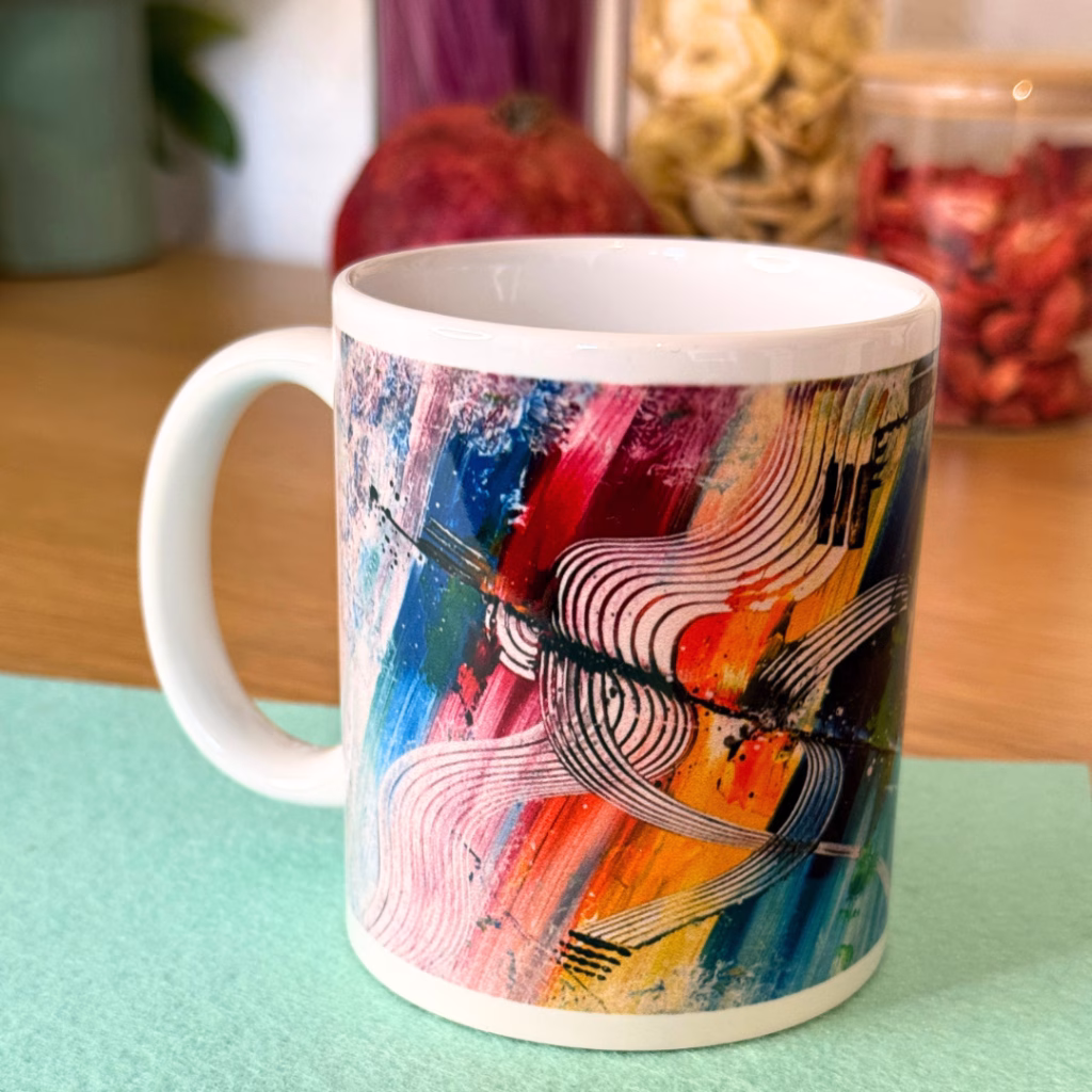 Bunte Tasse mit abstraktem Kunstmotiv der Künstlerin Janiscolorart