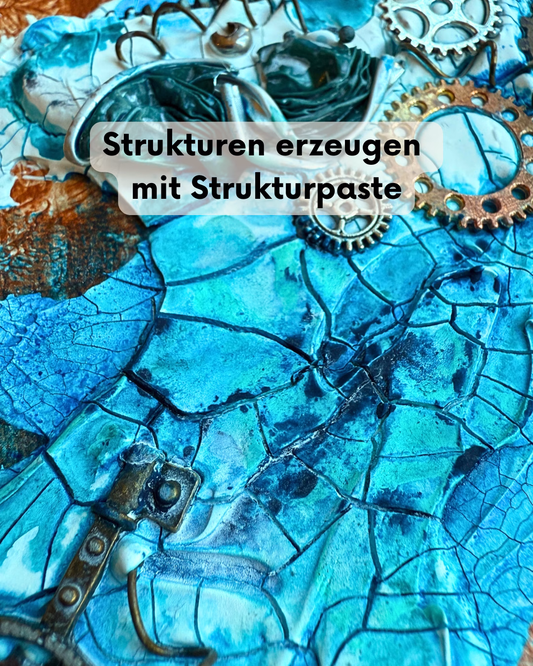 Abstrakte Kunst mit 3D-Strukturpaste von der Künstlerin Janiscolorart | Detailaufnahme eines Mixed-Media-Bildes in Blau und Türkis mit Rissen und Steampunk-Zahnrädern.