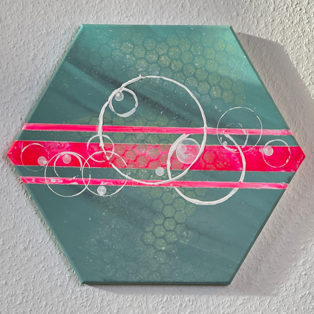 Geometrische bunte Kunst 🖼️ in Sechseck Form auf Leinwand. Eine tolle Dekoration in Grün und pink. Ich liebe bunte Acrylmalerei. Leinwandkunst eignet sich sehr gut zu farblichen Gestaltung von Schlafzimmer, Küche, Wohnzimmer und Esszimmer.
Eine tolle Idee für dein Interior.