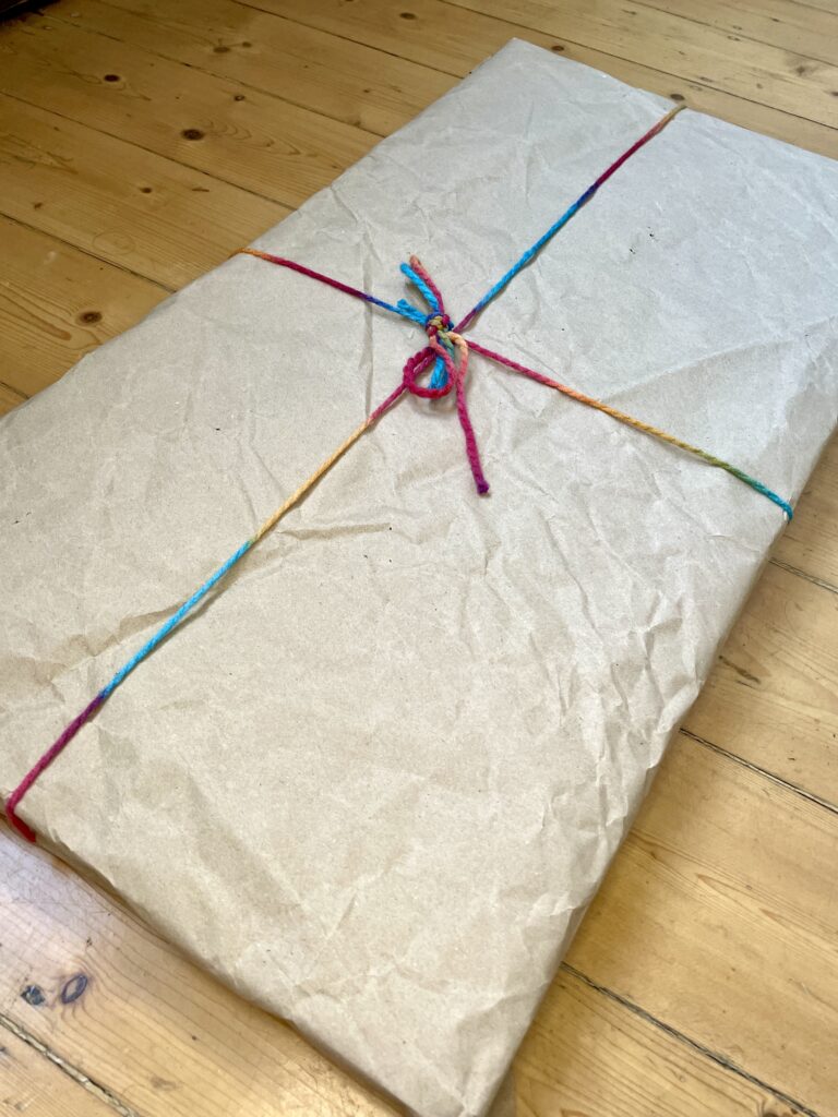 Nachhaltigkeit 🌱 in der Kunst🎭: Umweltfreundliche 🌎Verpackung 📦 meiner Kunstwerke🖼️. Nachhaltige Verpackung meiner Kunst 👩‍🎨 in umweltfreundlichem Kraftpapier 📜 bereit zum Versenden 📦 oder Verschenken 🎁. Ökologisch, mit Liebe ❤️  von mir verpackt.