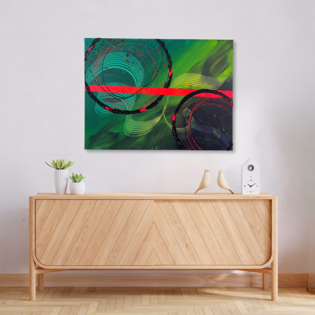Abstrakte Leinwandkunst in Grüntönen mit angeordneten Kreisen, hängt es an einer weißen wand über einem Holzsideboard.