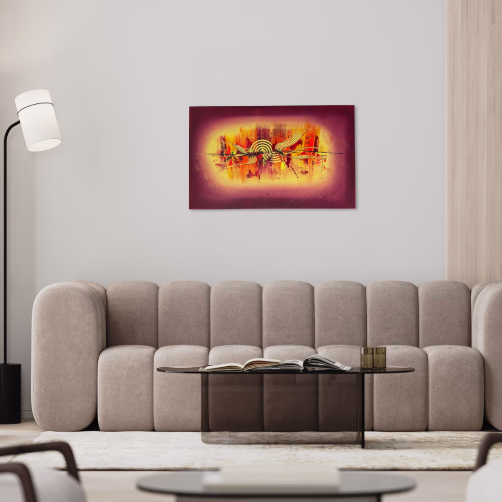 Abstraktes Acrylbild auf Leinwand in Beeretönen und orange. Es hängt an einer weißen Wand über einer beigefarbenen Couch.