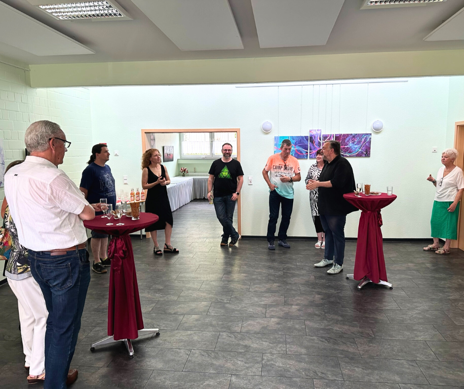 Kunstausstellung Farben und Kontraste mit ihren Besuchern.