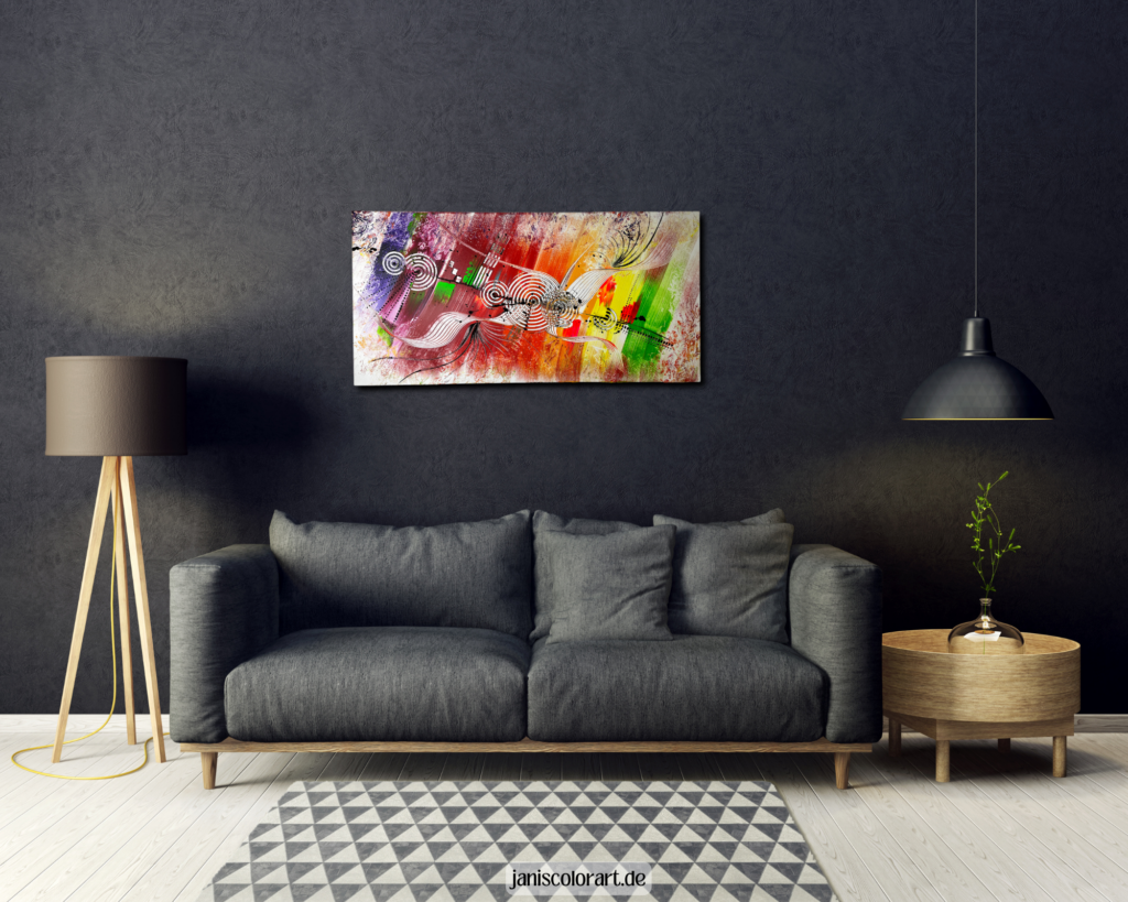 Kunst kaufen: Dieses Foto zeigt ein Wohnzimmer mit schwarzer Couch über der ein buntes, abstraktes Gemälde hängt.