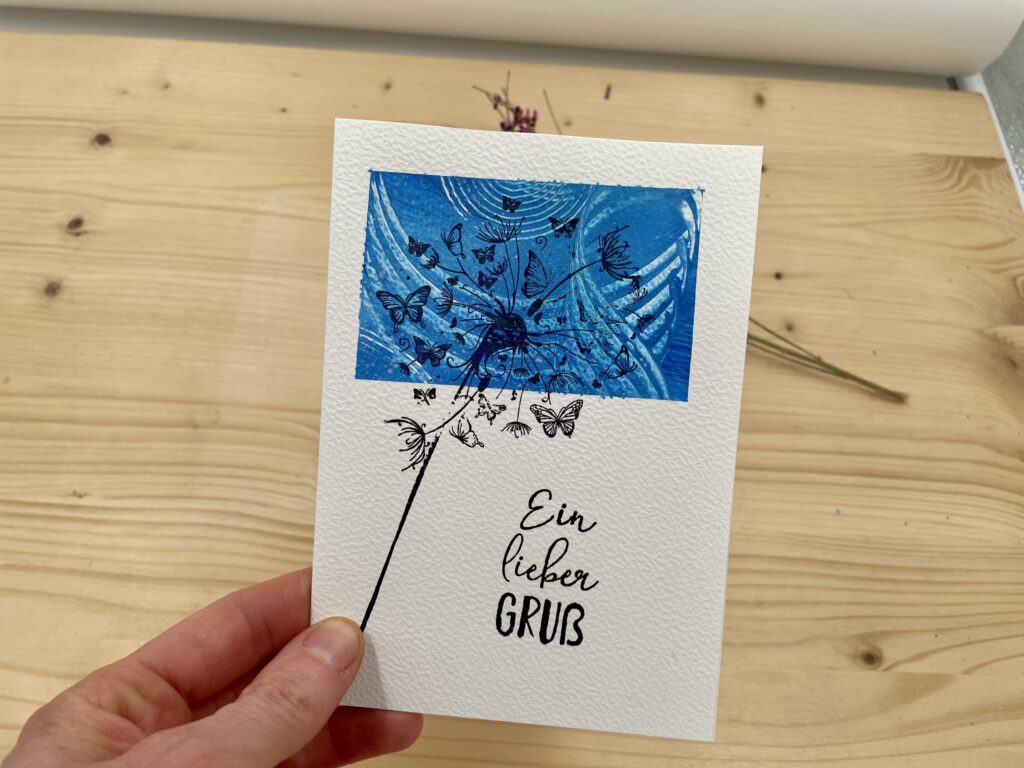 Handgefertigte Grußkarte in Blau mit Pusteblume.