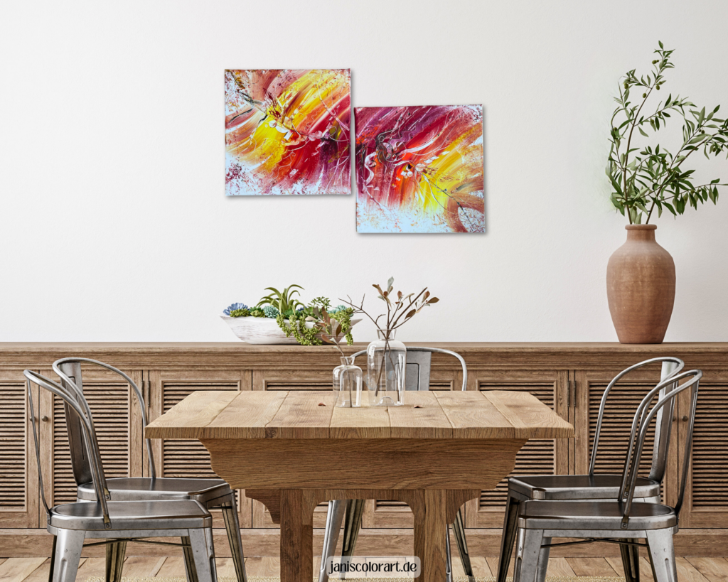 Kunst Kaufen: Dieses Foto zeigt ein Esszimmer mit Tisch und Stühlen. An der Wand hängt ein zweiteiliges Acrylgemälde im abstrakten Design. Es ist Rot, Orange und Gelb.