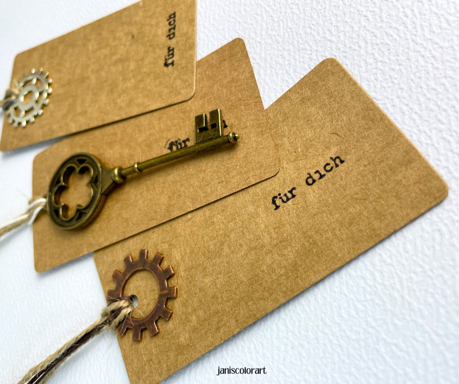 Handgefertigte Geschenkanhänger im Steampunk-Style mit Zahnrädern und der Aufschrift "Für Dich"