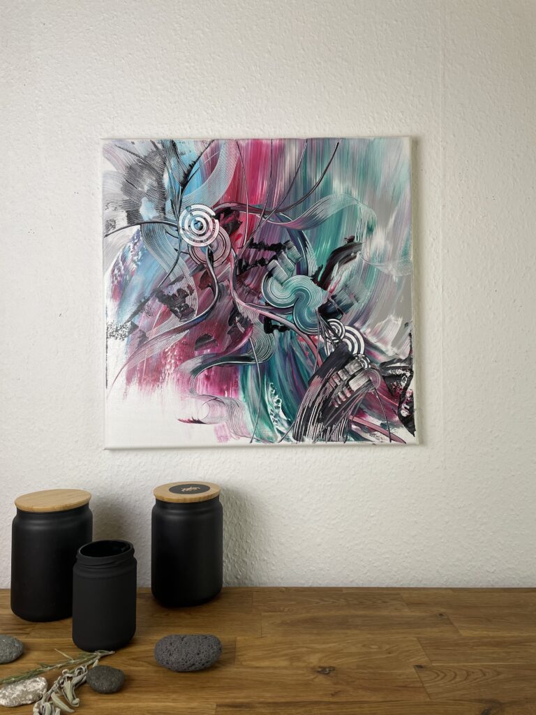 Ein abstraktes Acrylgemälde trommel hart auf Leinwand gespannt. Es wurde von der deutschen Künstlerin Janina Feld gemalt. Es hat die Farben Krapplack, Beere, Petrol, Schwarz und Hellblau. Schnörkel und Linien bilden eine abstrakte Form.