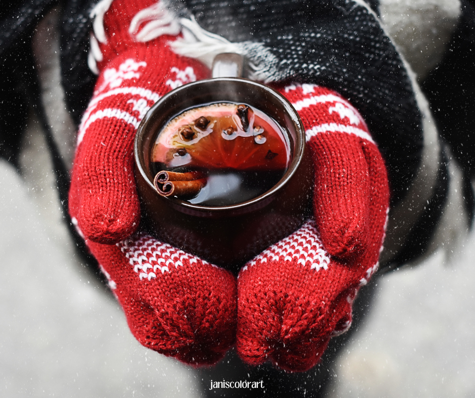 Glühwein trinken auf dem Weihnachtsmarkt sorgt für die festliche Stimmung.