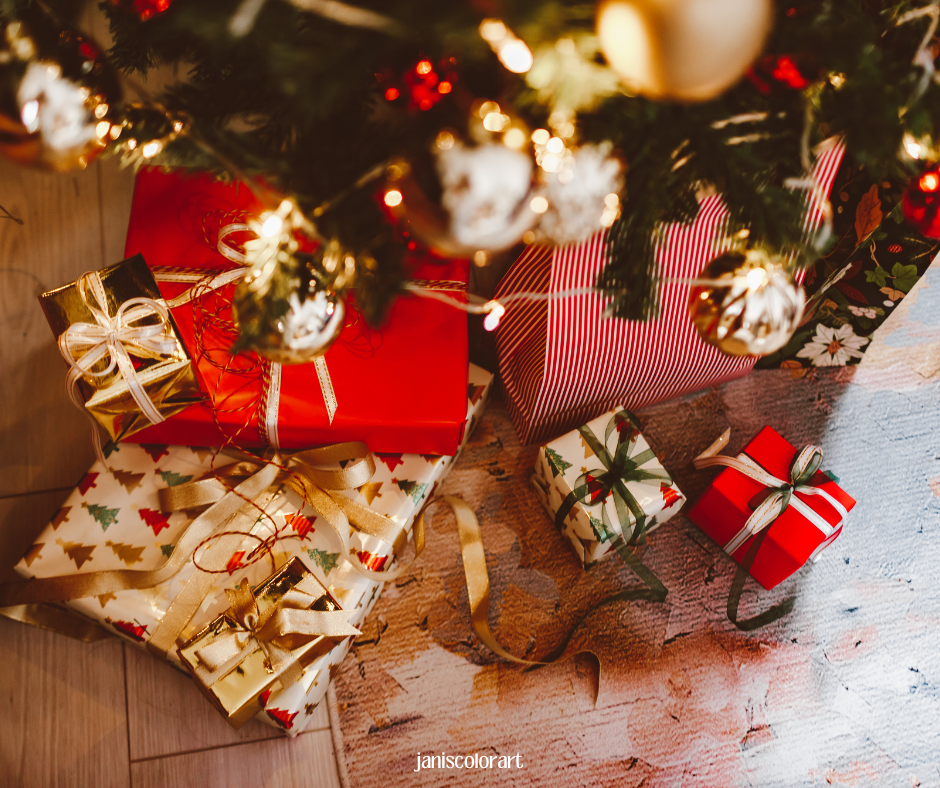 Liebevoll verpackte Geschenke 🎁unterm Weihnachtsbaum 🎄 sorgen für eine festliche Stimmung und frohe Weihnachten.