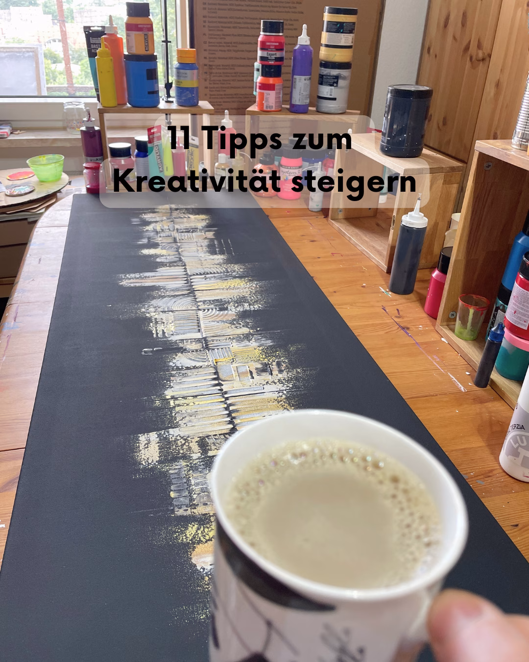 11 Tipps zum Kreativität steigern: Einblick in das Atelier der Künstlerin JanisColorArt in Neunkirchen: Ein abstraktes Acrylbild im Entstehungsprozess, umgeben von Farben – so wird Kreativität im Saarland lebendig.