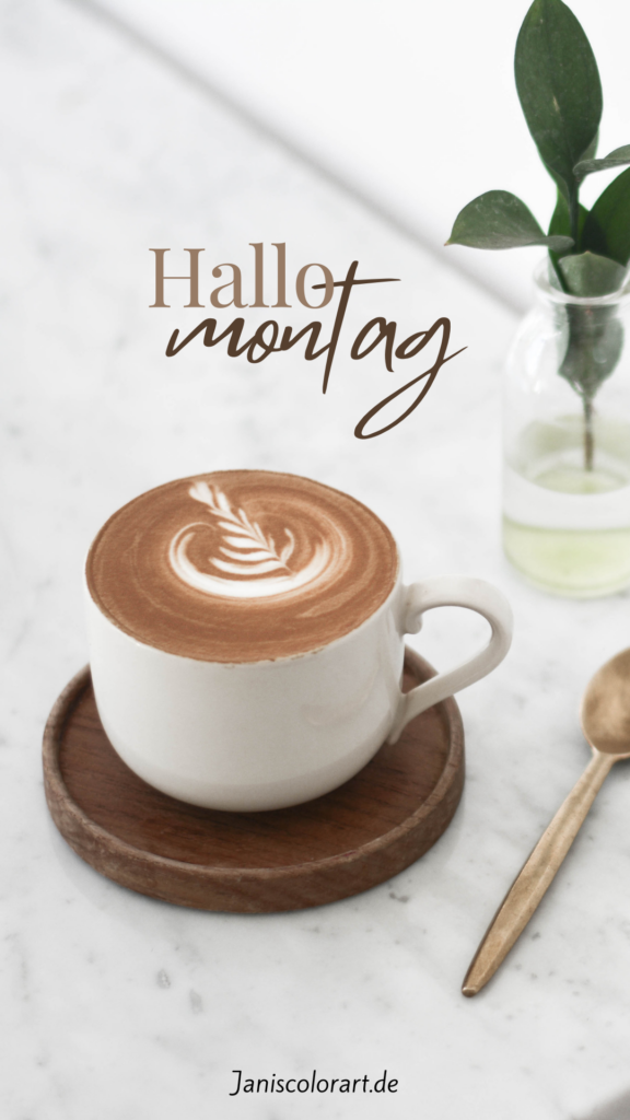 Der obligatorische "HALLO MONTAG" Post mit einer leckeren Tasse Kaffee. Die Kaffeetasse ist weiß und steht auf einem dunkelbraunen Holzuntersetzer. Daneben liegt ein kupferfarbener Löffel.