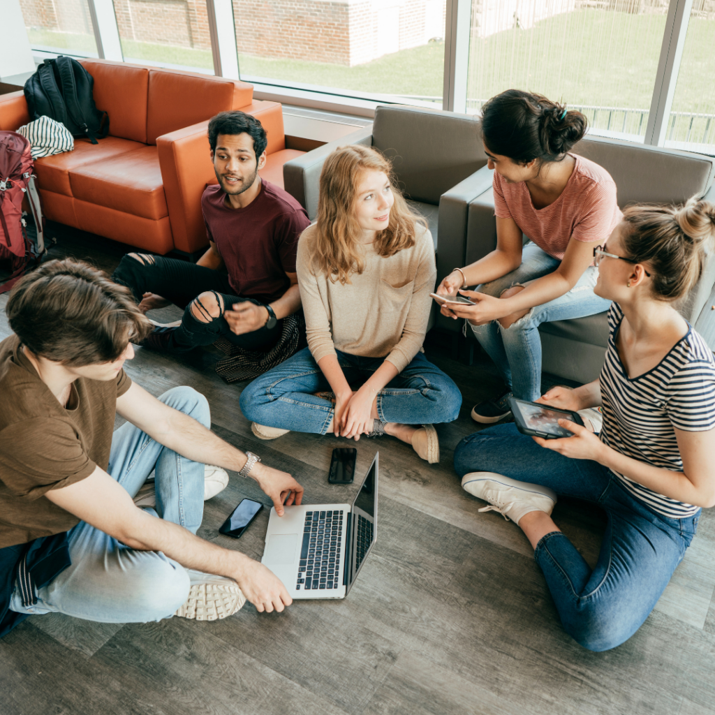 Kreativität fördern durch Kommunikation: Eine Gruppe Studenten bei einer Diskussion. 