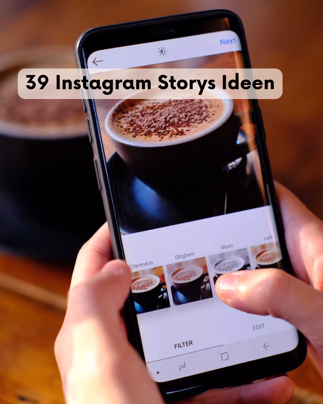 39 Instagram Storys Ideen für Künstler und Kreative: Eine Person bearbeitet auf dem Smartphone mit Filtern ein Foto für eine Story. Ein Ratgeber von Künstlerin Janina (Janiscolorart) aus dem Saarland für mehr Reichweite und kreativen Content.
