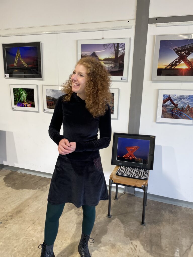 Die abstrakte Künstlerin Janina Feld mit den Bildern vom Fotografen Sven Kley. Beide leben im Saarland.