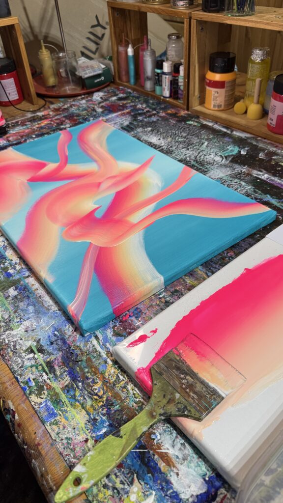 Intuitives Malen mit dem Flachpinsel im Atelier von der deutschen Künstlerin 👩‍🎨 Janiscolorart.