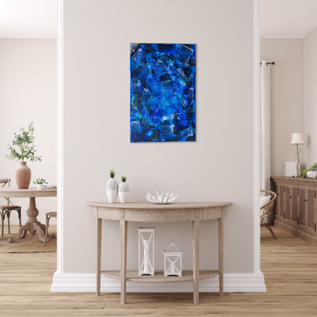 Abstraktes Acrylgemälde der Künstlerin Janiscolorart in intensiven Blautönen mit geometrischen Formen. Dargestellt als modernes Wandbild in einem hellen Flur über einer Konsole.