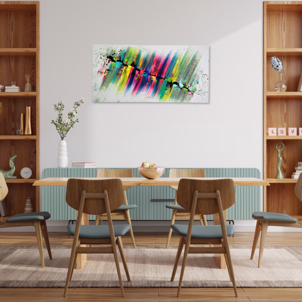 Ein farbenfrohes, abstraktes Leinwandbild von der deutschen Künstlerin Janiscolorart als energiegeladener Blickfang in einem modernen Esszimmer.