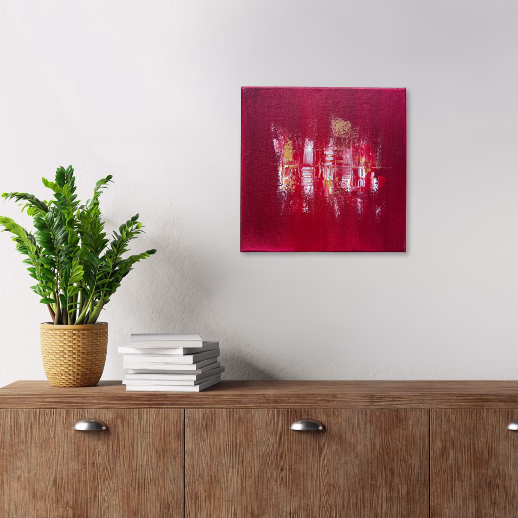 Modernes abstraktes Kunst-Unikat der abstrakten Künstlerin Janiscolorart. Das quadratische rote Gemälde mit goldenen Details dient als eleganter Farbakzent über einem Sideboard.