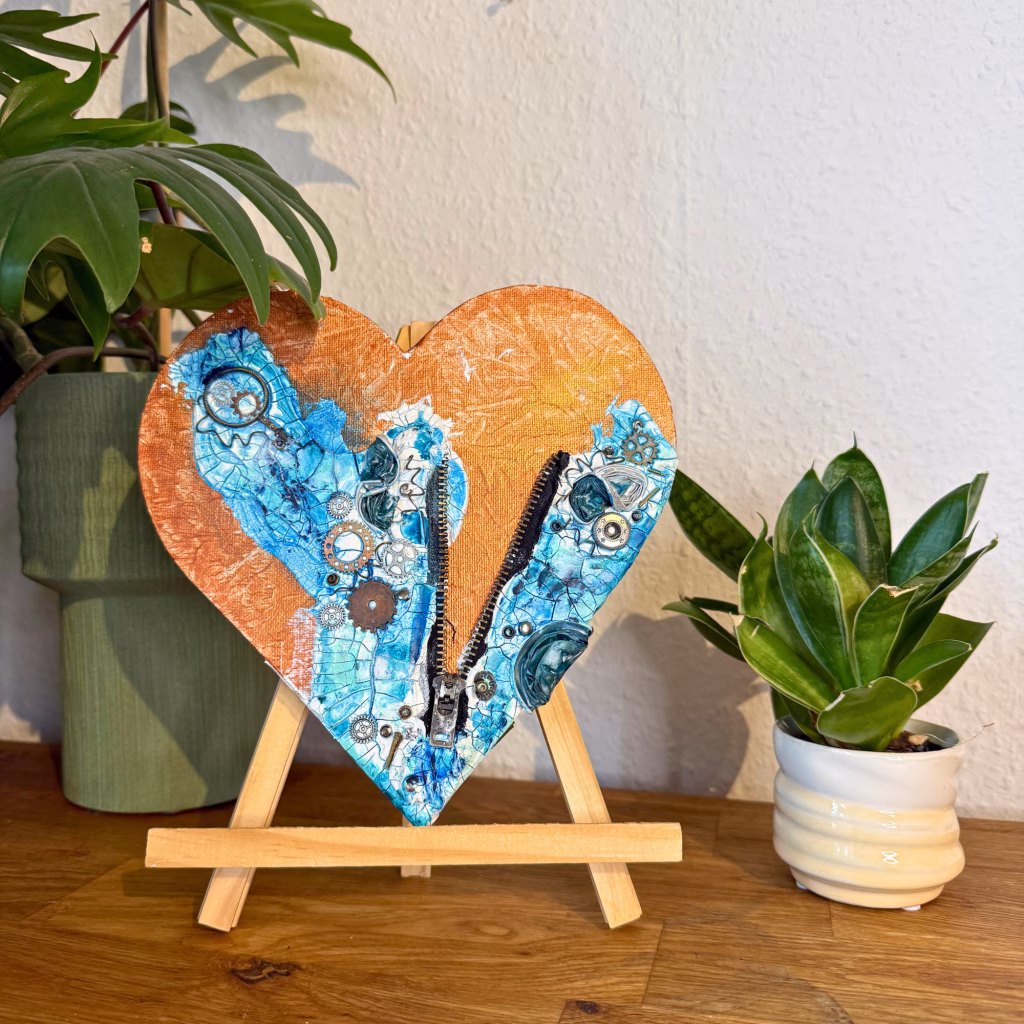  Einzigartiges Herz-Gemälde (Unikat) im Steampunk-Stil auf einer Mini-Staffelei. Das abstrakte Mixed-Media-Bild kombiniert Acrylfarben mit Upcycling-Elementen wie Reißverschluss und Kaffeekapseln. Das Kunstwerk wurde von der modernen Künstlerin Janiscolorart geschaffen. 