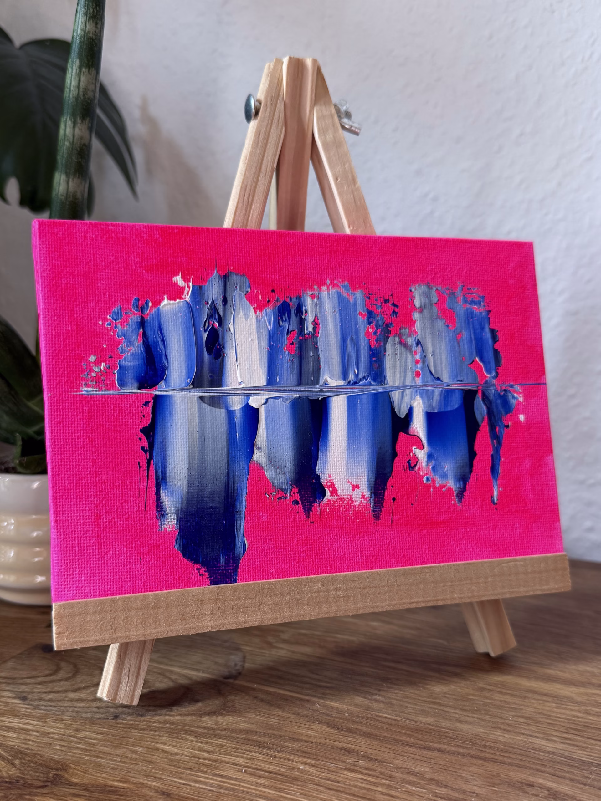 Abstrakte Kunst verschenken: Original Mini Gemälde auf Staffelei in Pink und Blautönen