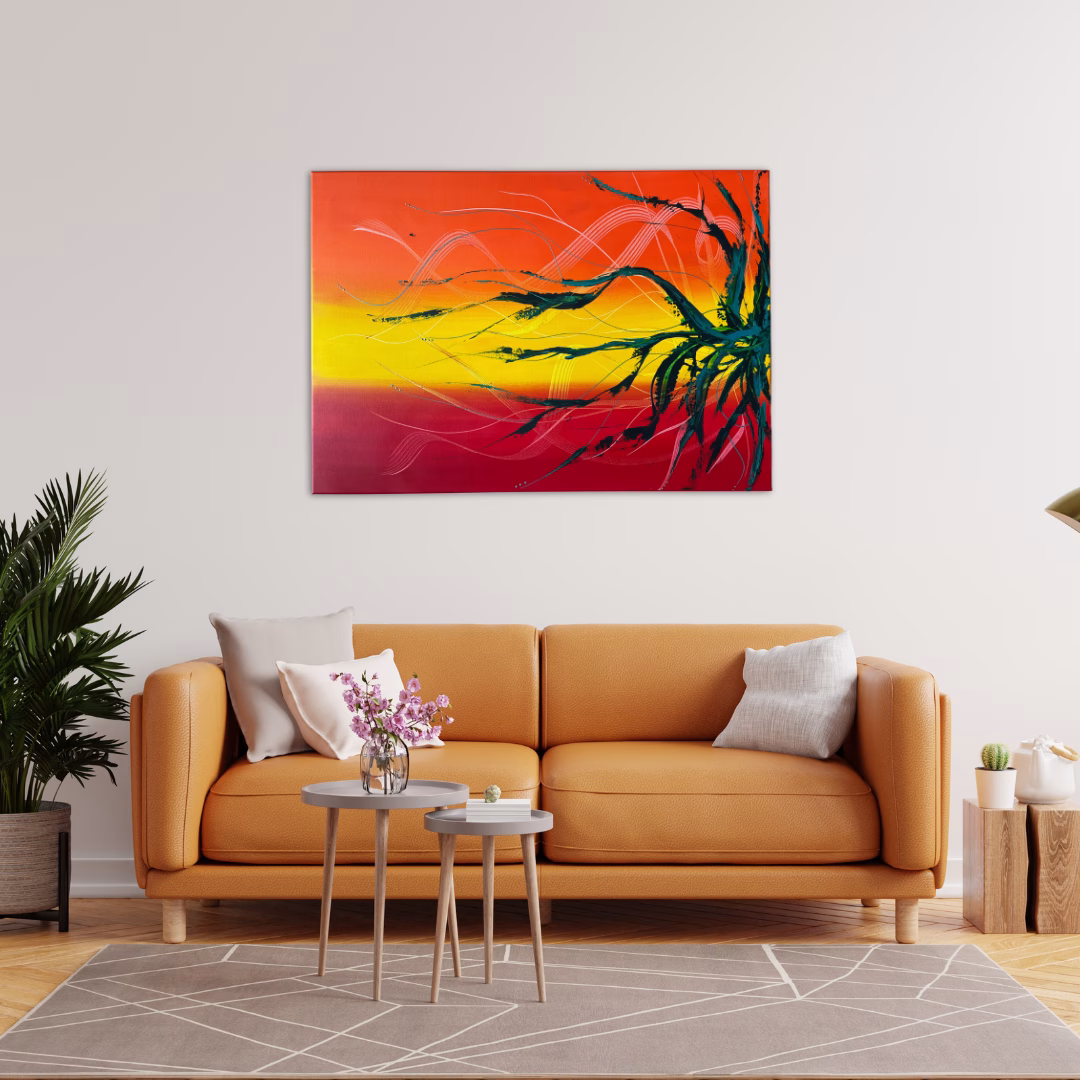 Mit hilfe der Farbtabelle zur Einrichtung wurde ein orange, gelb rotes Originalgemälde ausgewählt. Es hängt an einer weißen Wand über einer orangen Ledercouch.
